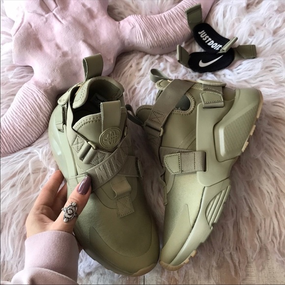 NWT Nike Huarache city - Picture 2 of 8